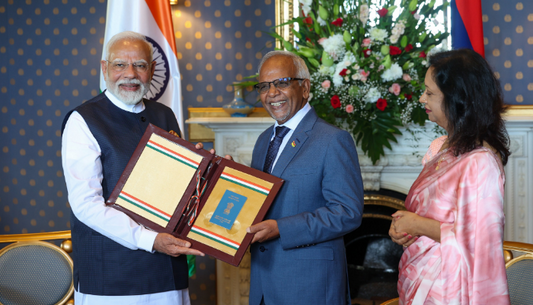 PM Modi Presents Banarasi Saree to Mauritius First Lady