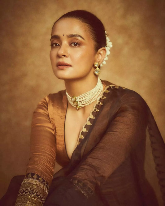 Surveen Chawla's Modern Saree: A Luxurious Blend of Styles