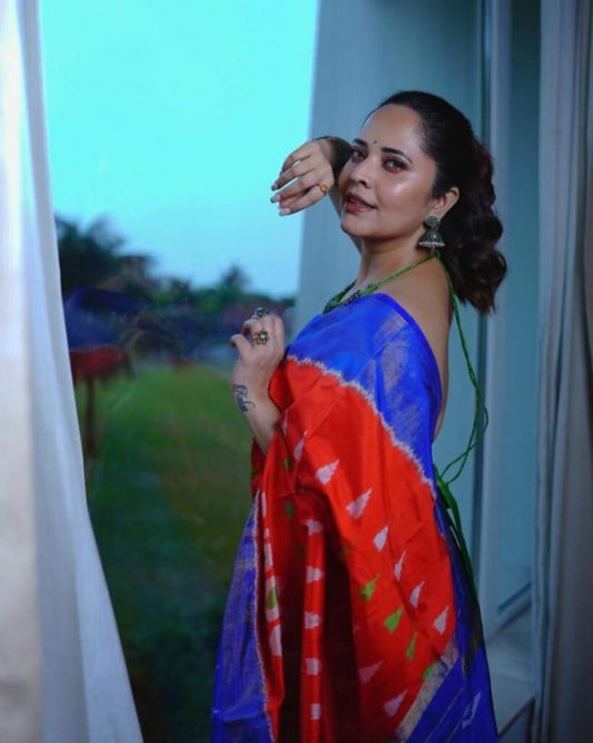 Anasuya Mesmerizes in a Timeless Saree Ensemble